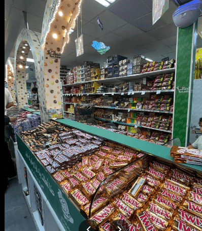 الحلويات، ومنتجات الأطفال في المتجر